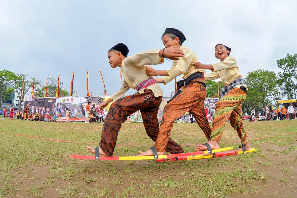 Ilustrasi balap bakiak (commons.wikipedia.org/Deni Dahniel)