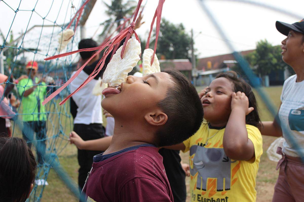 Ilustrasi lomba makan kerupuk (commons.wikimedia.org/Sinta Khaerun Nisa)