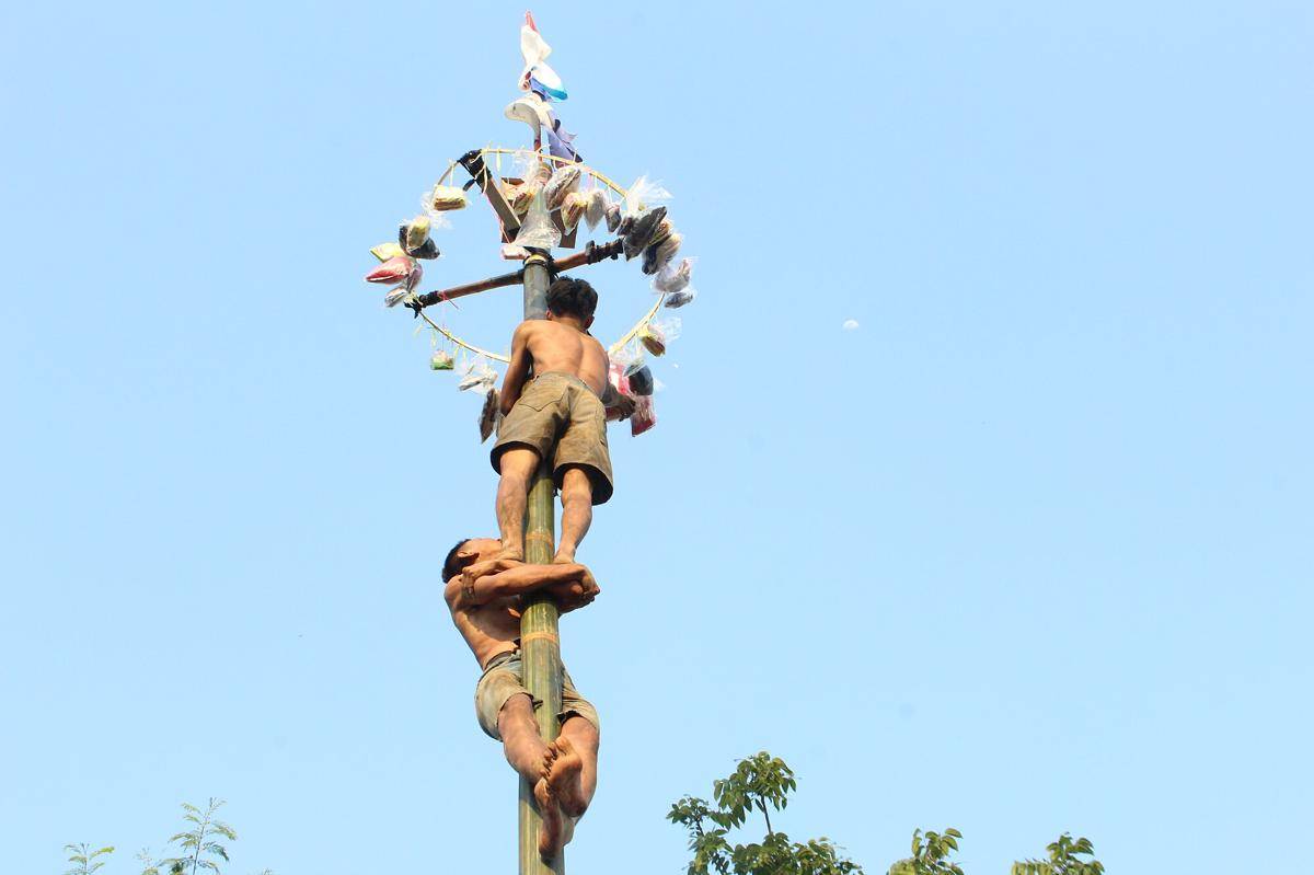 Ilustrasi lomba panjat pinang (commons.wikimedia.org/Pandi Ahmad Gunawan)
