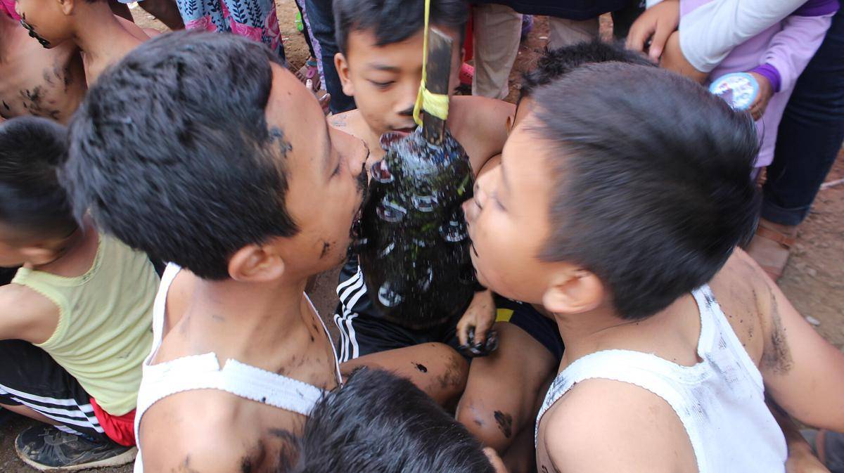 Ilustrasi lomba gigit koin (commons.wikimedia.org/Pandi Ahmad Gunawan)