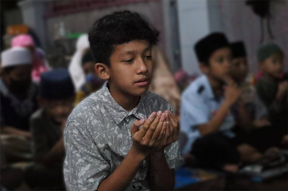 Ilustrasi anak sedang berdoa (unsplash.com/id/@rakadwiwicaksana)