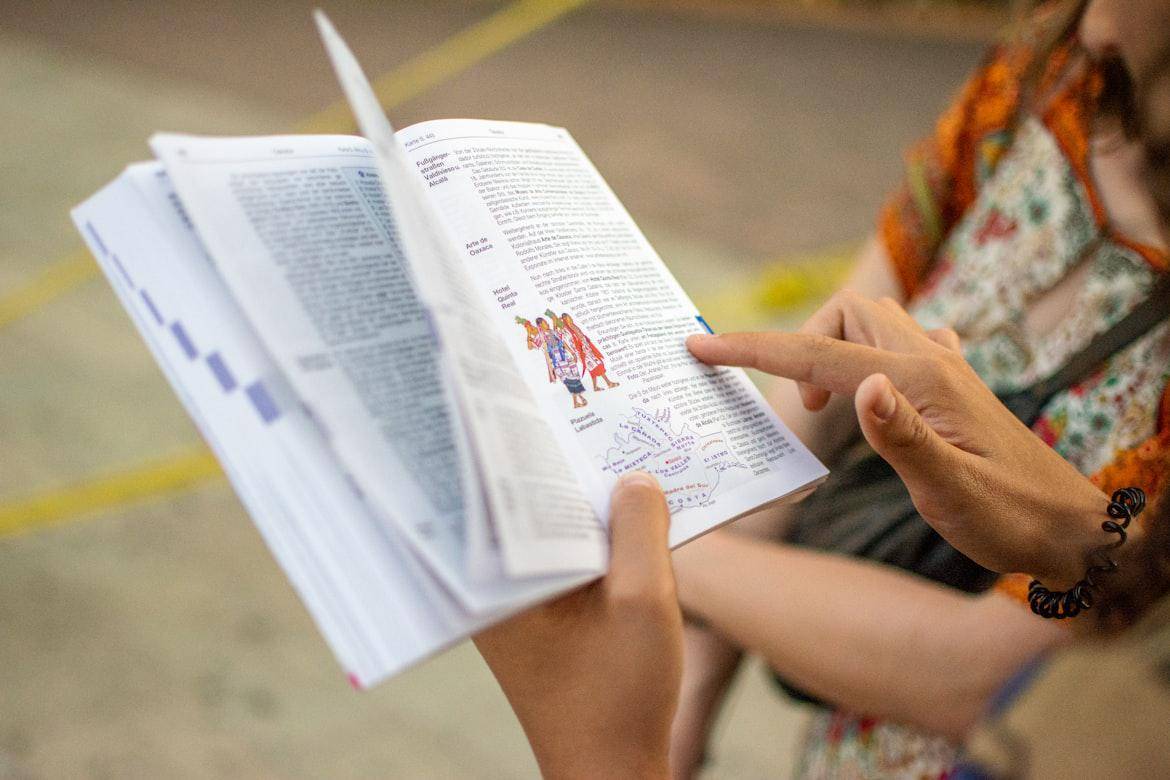 Ilustrasi anak membaca buku (unsplash.com/id/@chamocois)