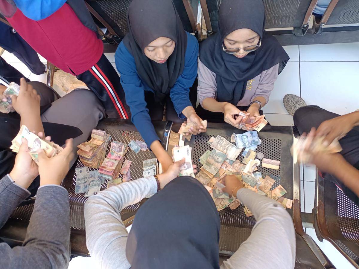 Uang Wagimun pengemis saat dihitung oleh pegawai Dinsos Magetan berjumlah Rp10 juta lebih. IDN Times/Riyanto.