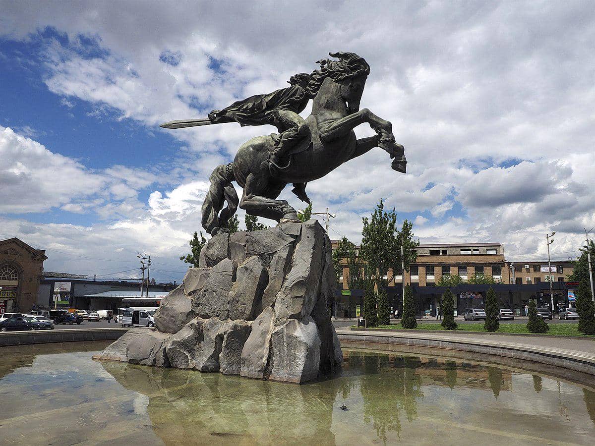 Patung Sasuntsi Davit yang terletak di depan Stasiun Yerevan. 