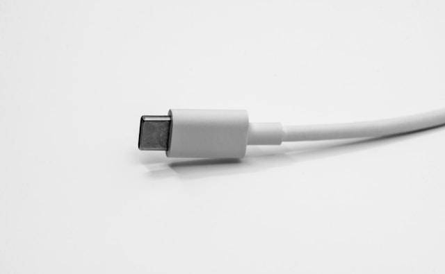 potret kabel USB-C (unsplash.com/maxence_pira)