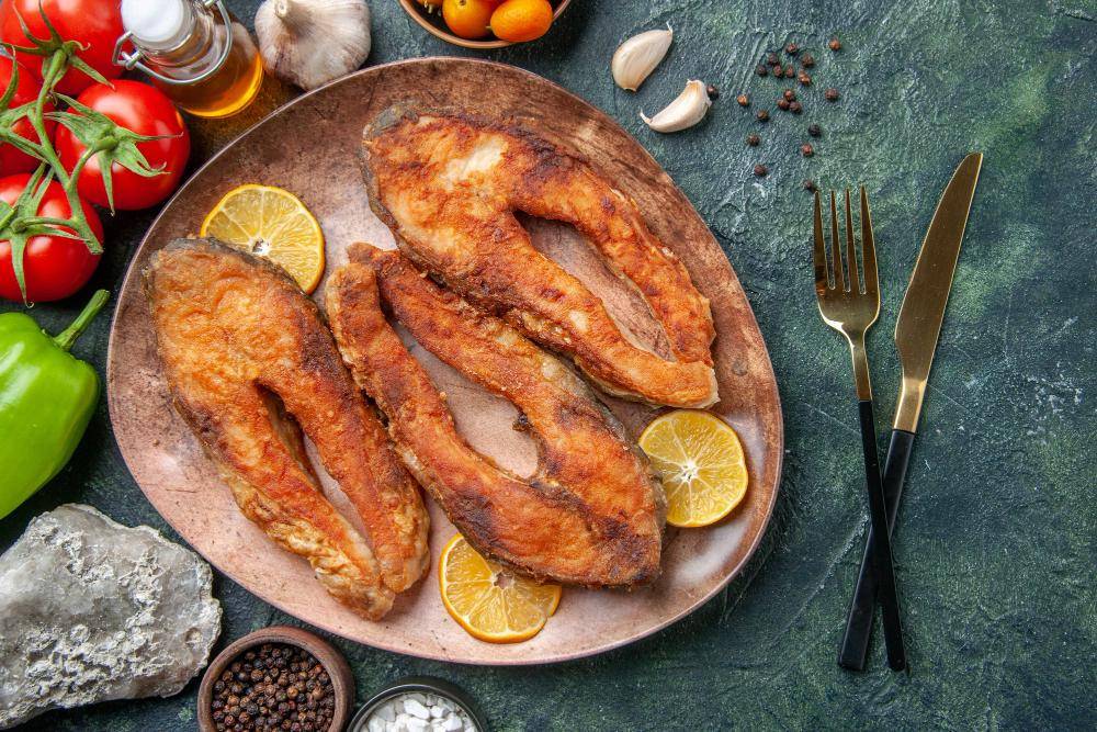 ilustrasi ikan goreng (freepik.com/mdjaff)