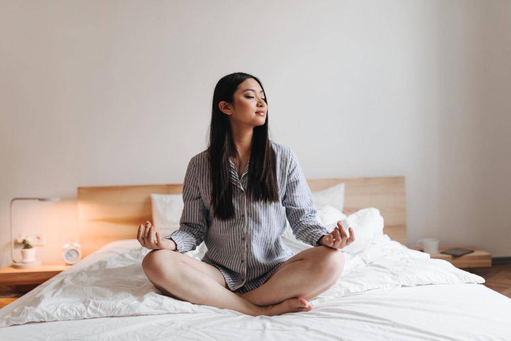 ilustrasi perempuan meditasi (freepik.com/lookstudio)