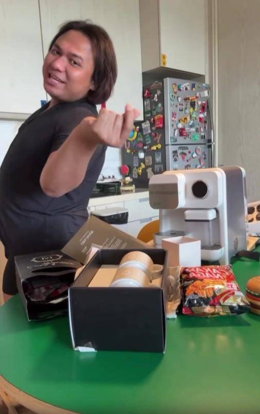 Artis Unboxing Suvenir Pernikahan Luna-Maxime (Instagram.com/keanuagl)