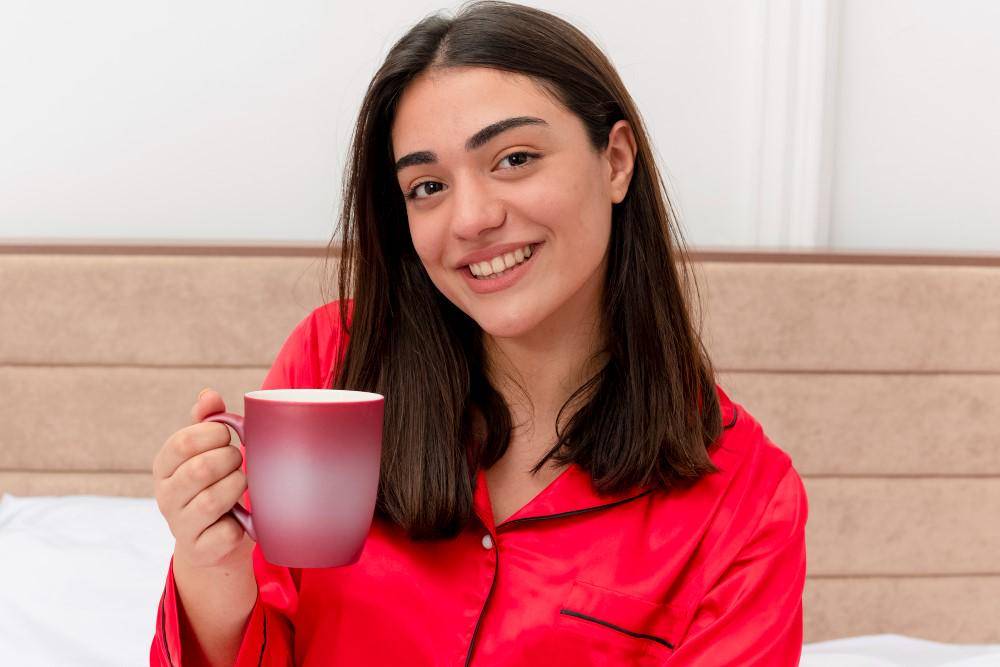 ilustrasi perempuan minum teh herbal 