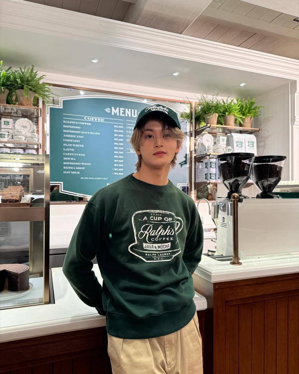 casual teen style ala Mark NCT (instagram.com/onyourm__ark)