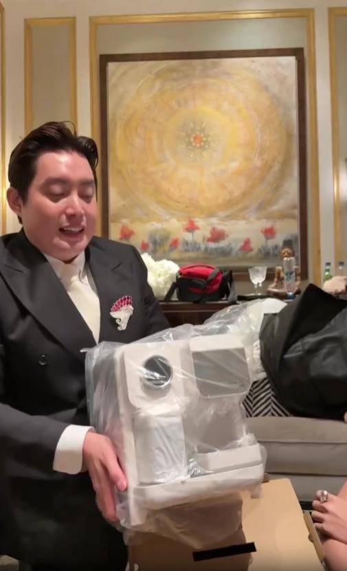 Artis Unboxing Suvenir Pernikahan Luna-Maxime (Instagram.com/edrictjandra)