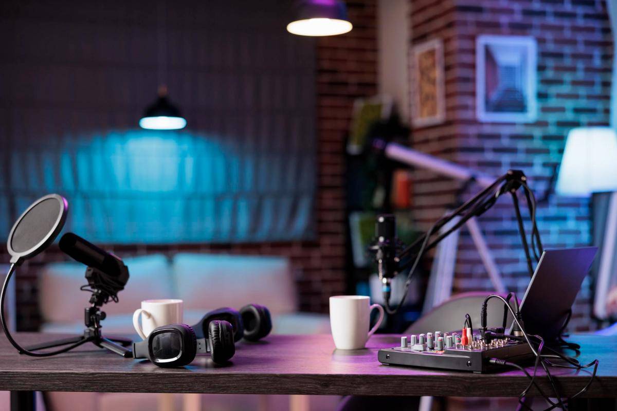 Ilustrasi studio podcast (freepik.com/DC Studio)