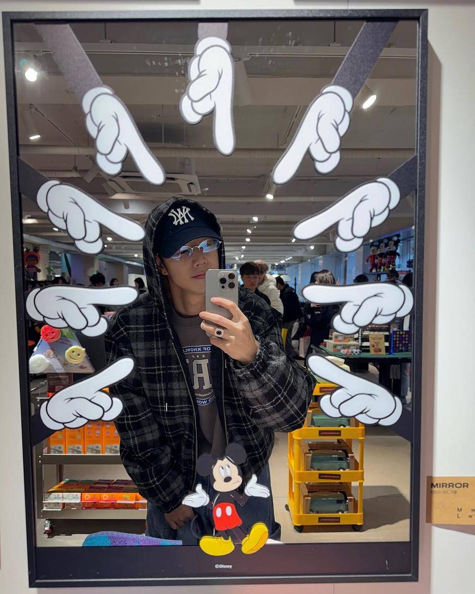 style hangout kece ala Mark Tuan (instagram.com/marktuan)