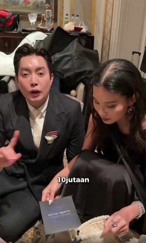 Artis Unboxing Suvenir Pernikahan Luna-Maxime (Instagram.com/edrictjandra)