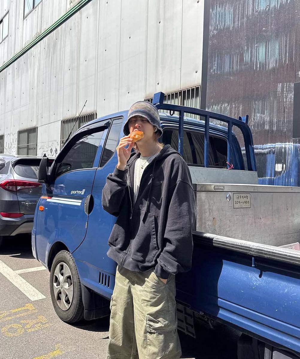 style hangout kece ala Mark Tuan (instagram.com/marktuan)