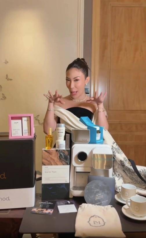 Artis Unboxing Suvenir Pernikahan Luna-Maxime (Instagram.com/mrsayudewi)