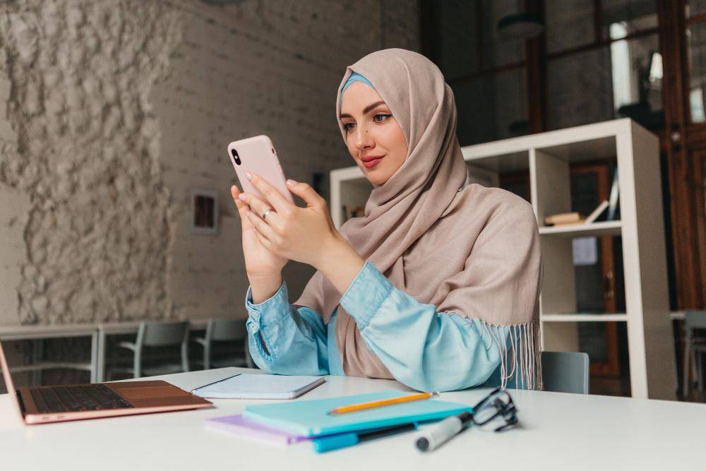ilustrasi seorang wanita melihat HP (freepik.com/marymarkevich)