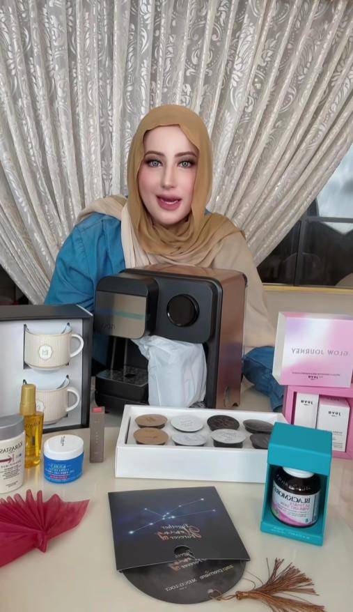 Artis Unboxing Suvenir Pernikahan Luna-Maxime (Instagram.com/tasyiiathasyia)