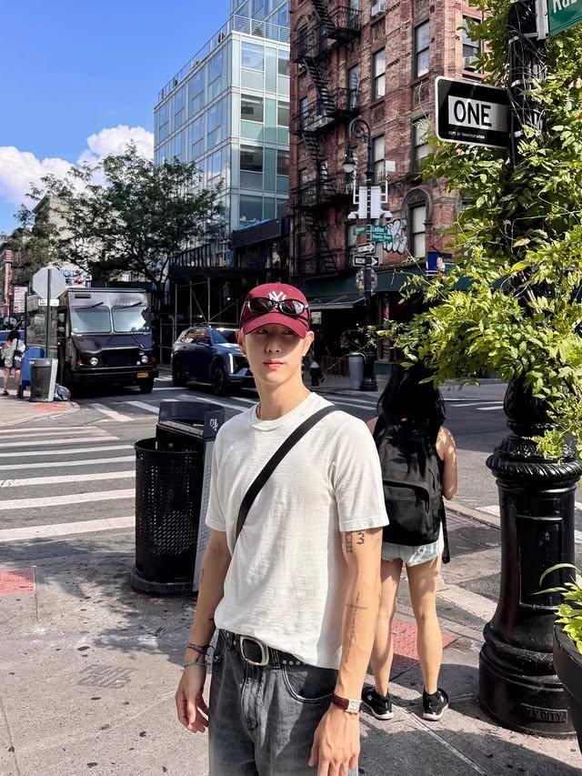 style hangout kece ala Mark Tuan (instagram.com/marktuan)