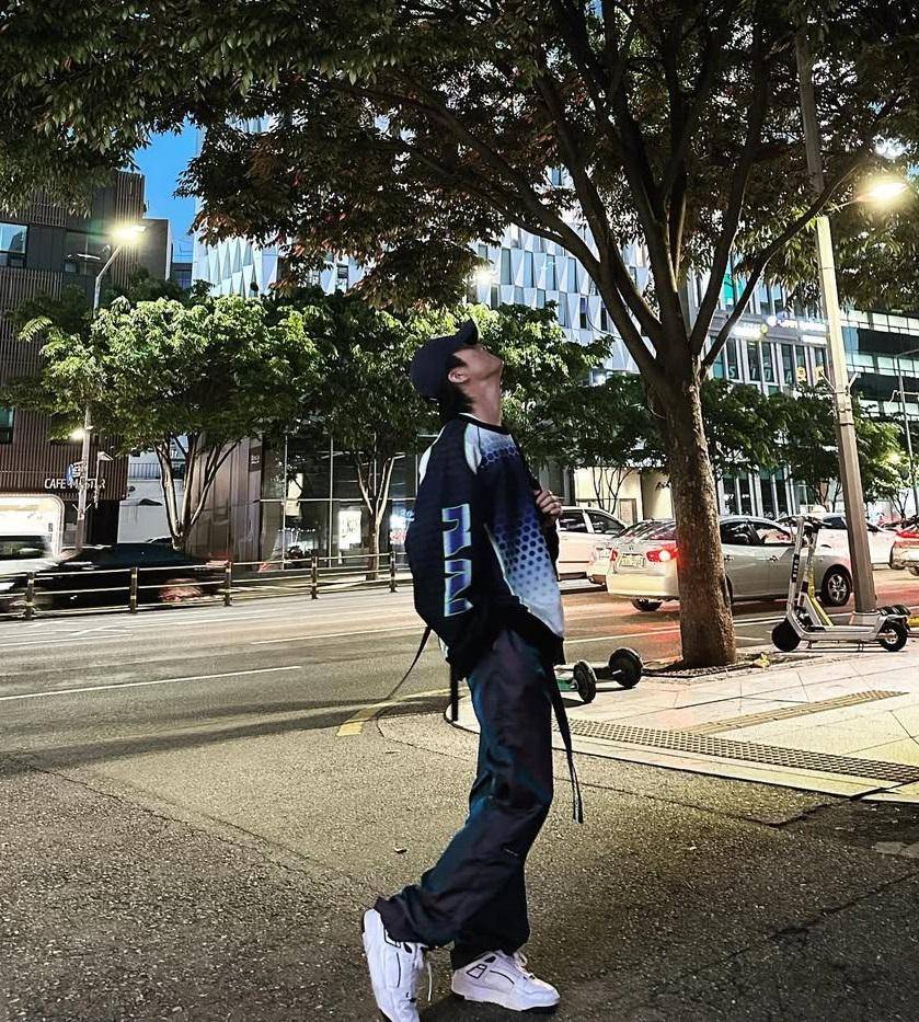 casual teen style ala Mark NCT (instagram.com/onyourm__ark)