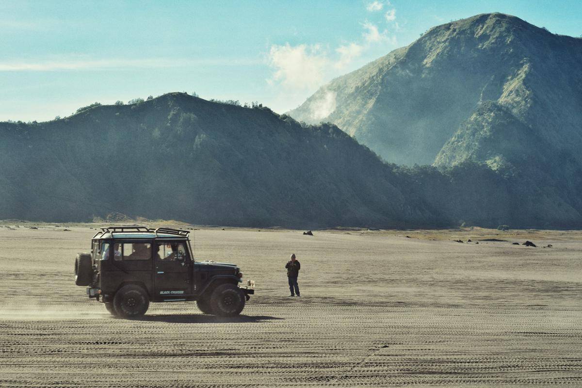 potret mobil jeep di gunung Bromo (unsplash.com/Azzadiva Sawungrana)
