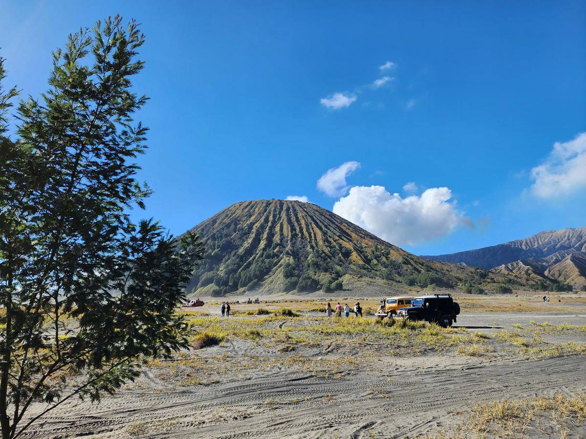 ilustrasi jeep di Gunung Bromo
