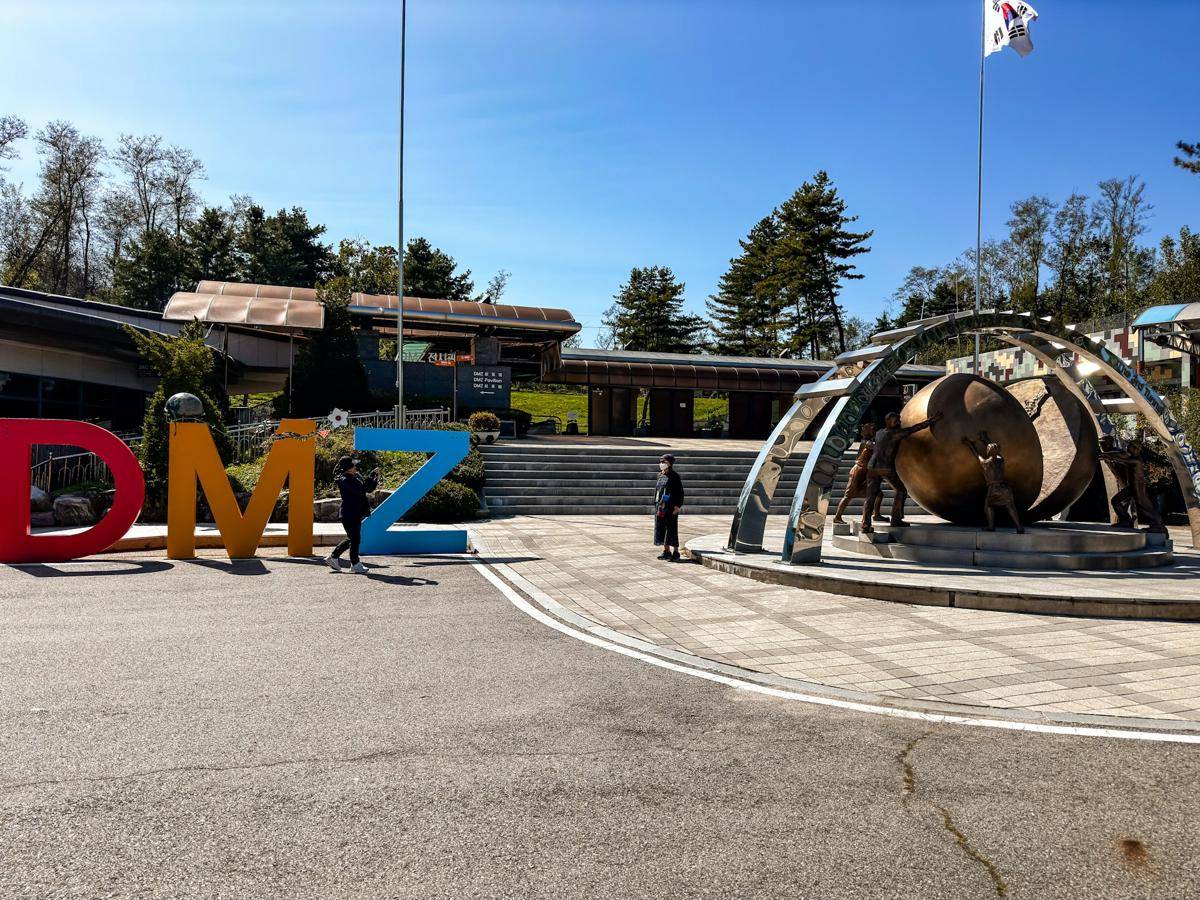 DMZ Korea (unsplash.com/ Christopher Pap de Pestény)