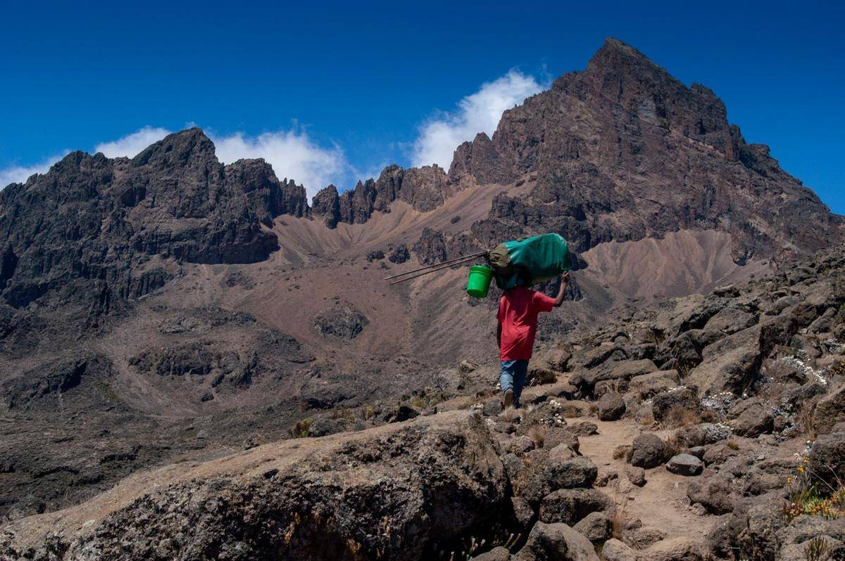 ilustrasi porter gunung (unsplash.com/Crispin Jones)