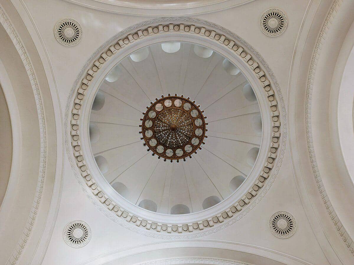 potret langit-langit bagian dalam Stasiun Yerevan 
