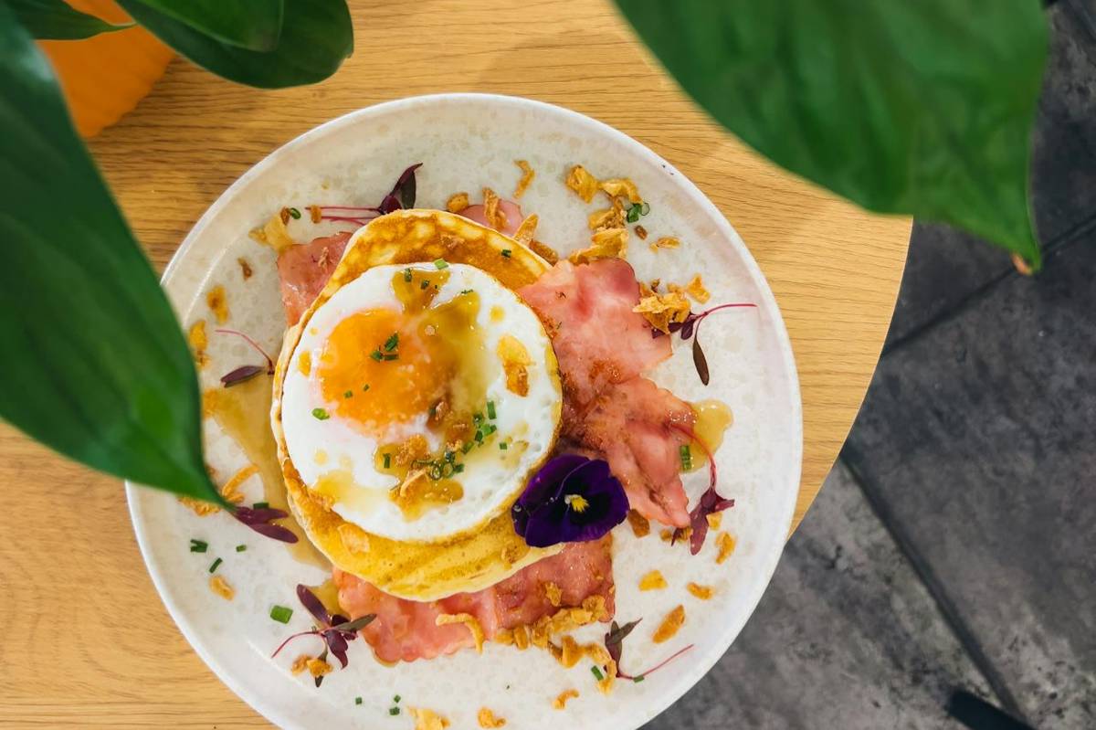 ilustrasi nasi telur dan ham ala Jepang (pexels.com/Don Marcus Café)