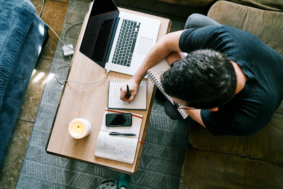 ilustrasi seorang penulis (unsplash.com/Kit (formerly ConvertKit))