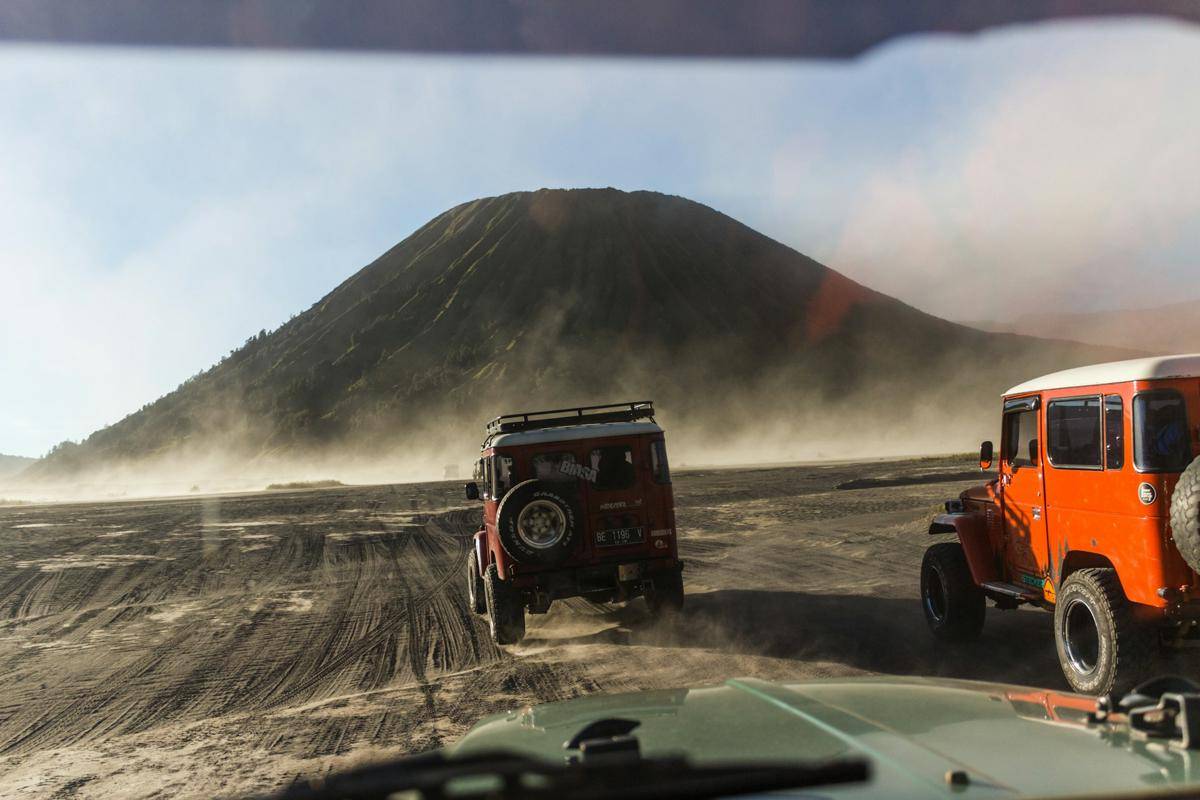 ilustrasi naik jeep di Gunung Bromo