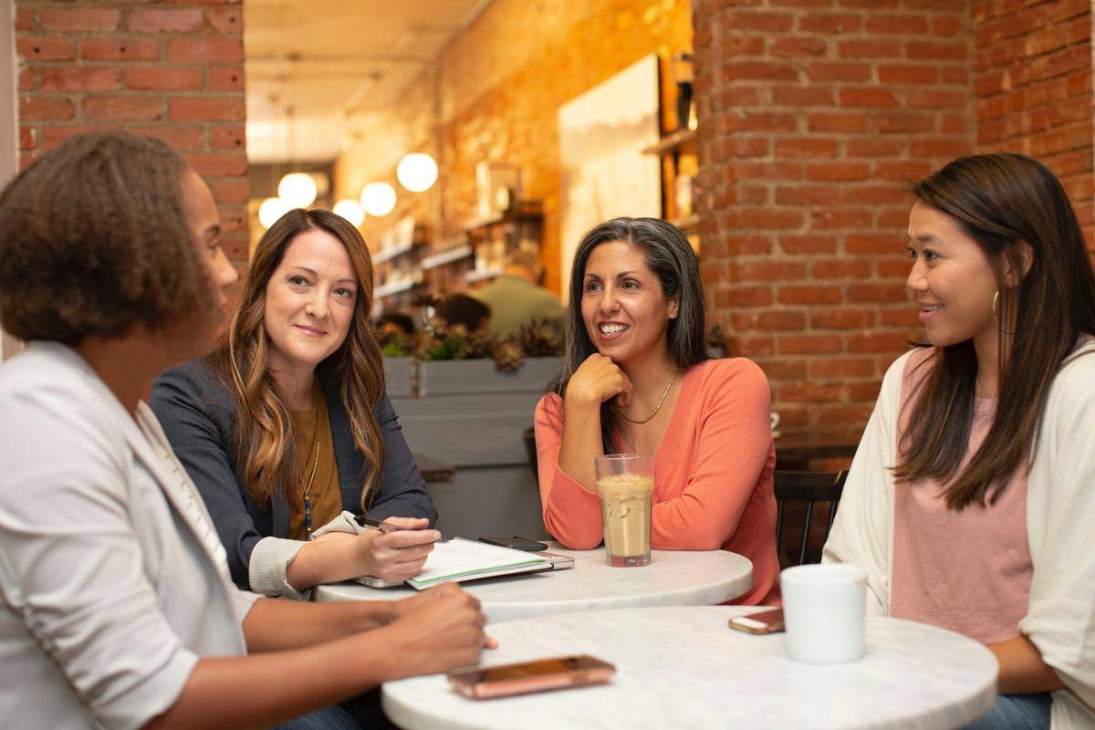 ilustrasi wanita sedang berkumpul bersama (unsplash.com/LinkedIn Sales Solutions)