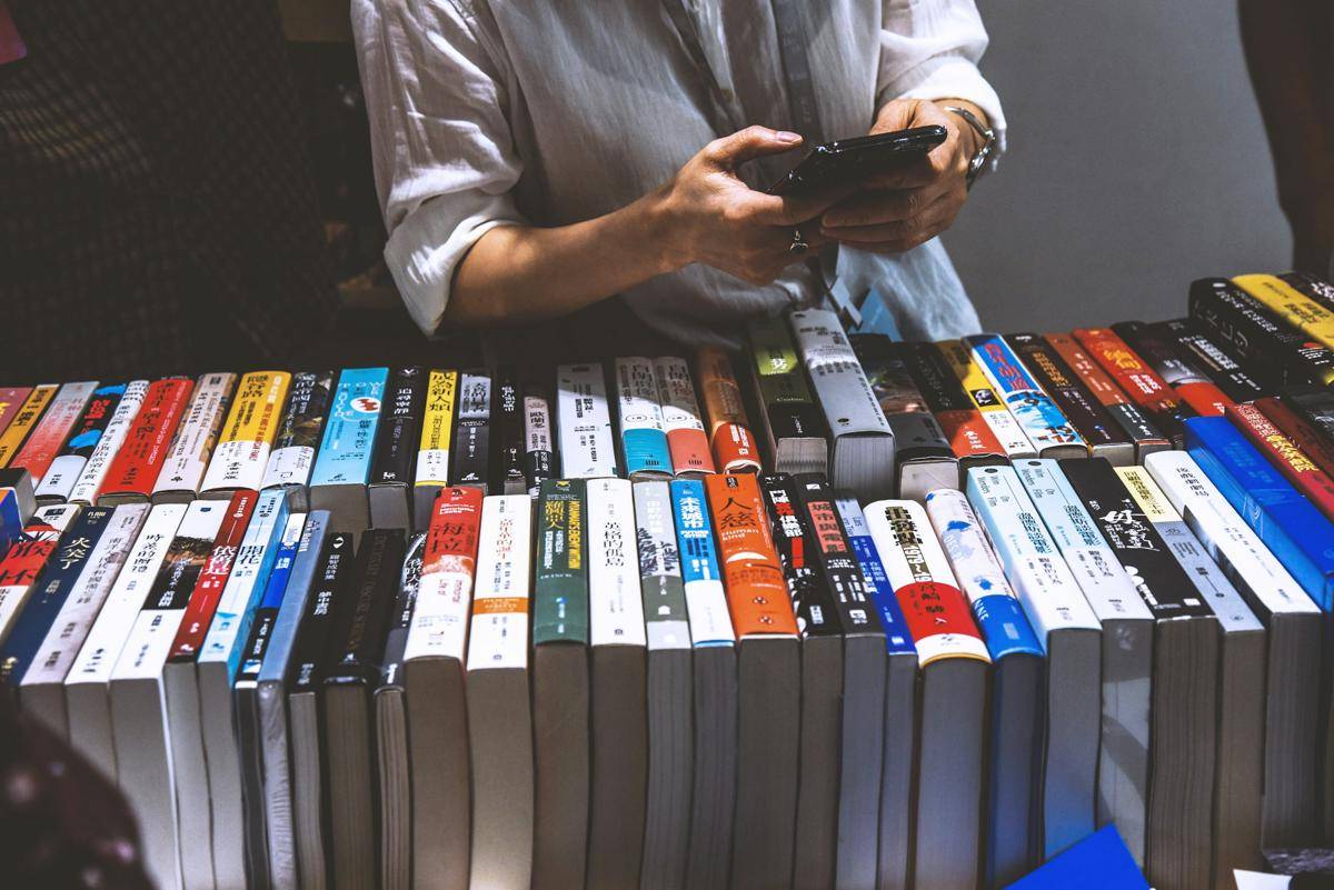 ilustrasi pasar buku (Unsplash/Luna Wang)