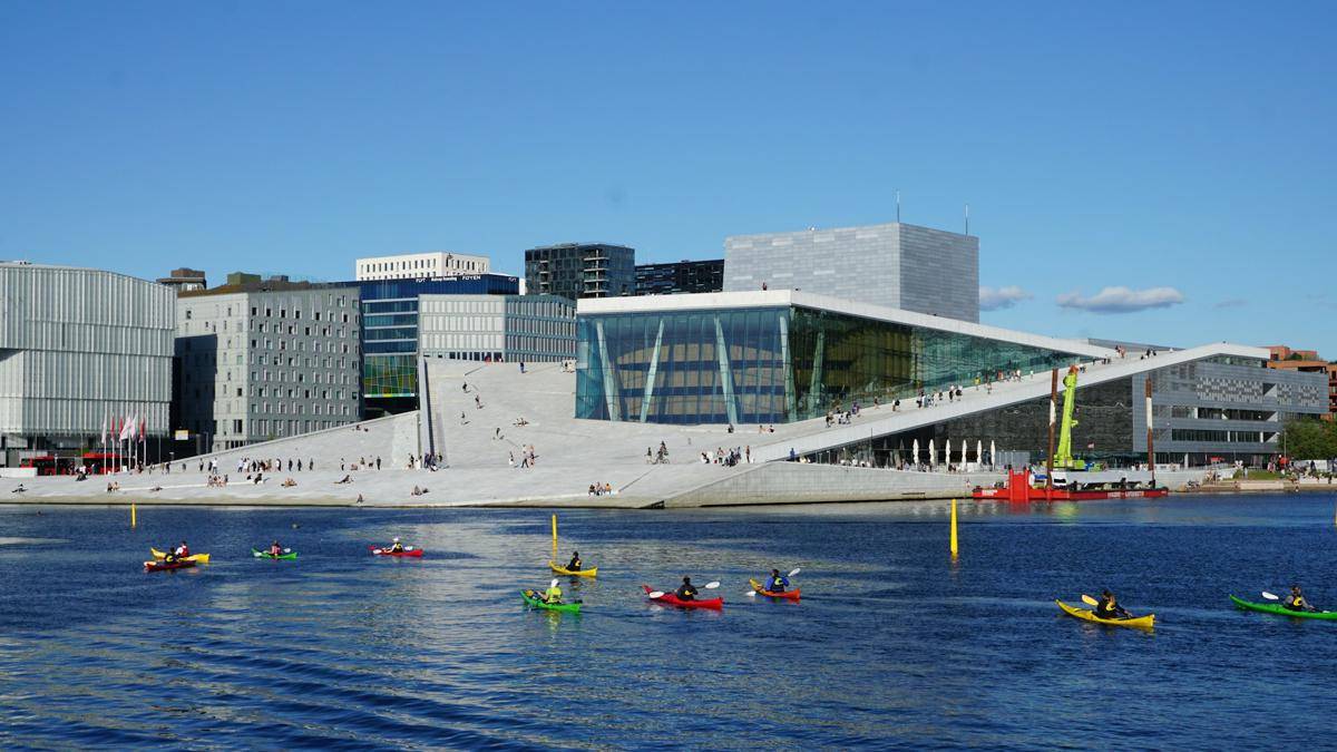 suasana di sekitar Oslo Opera House 
