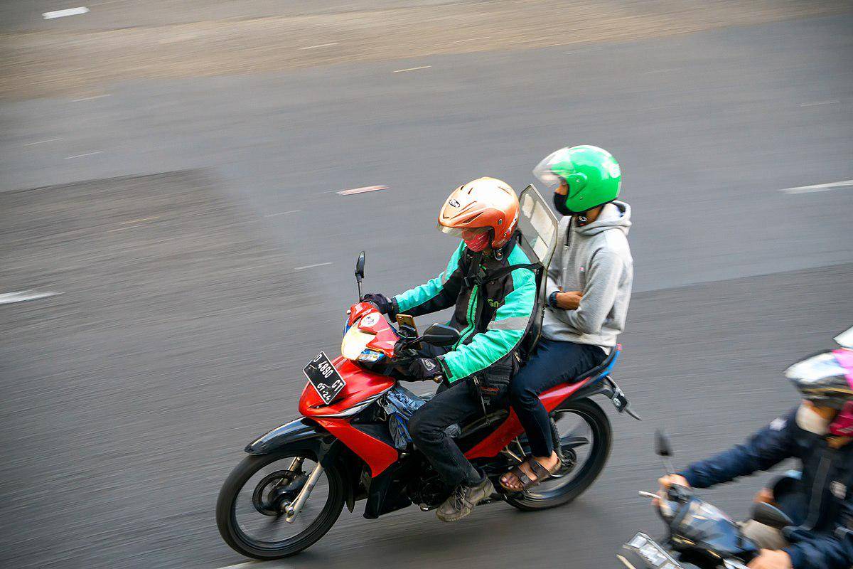 ilustrasi naik ojek online 