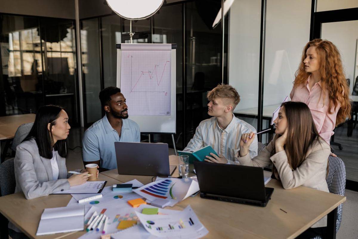 ilustrasi suasana di kantor (pexels.com/Alena Darmel)