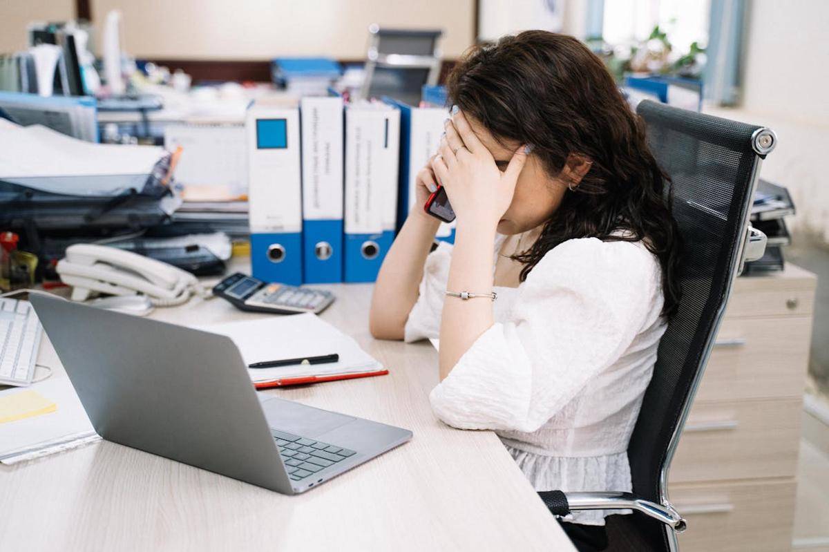 Ilustrasi wanita di depan laptop di kantor. (pexels.com/Anna Tarazevich)