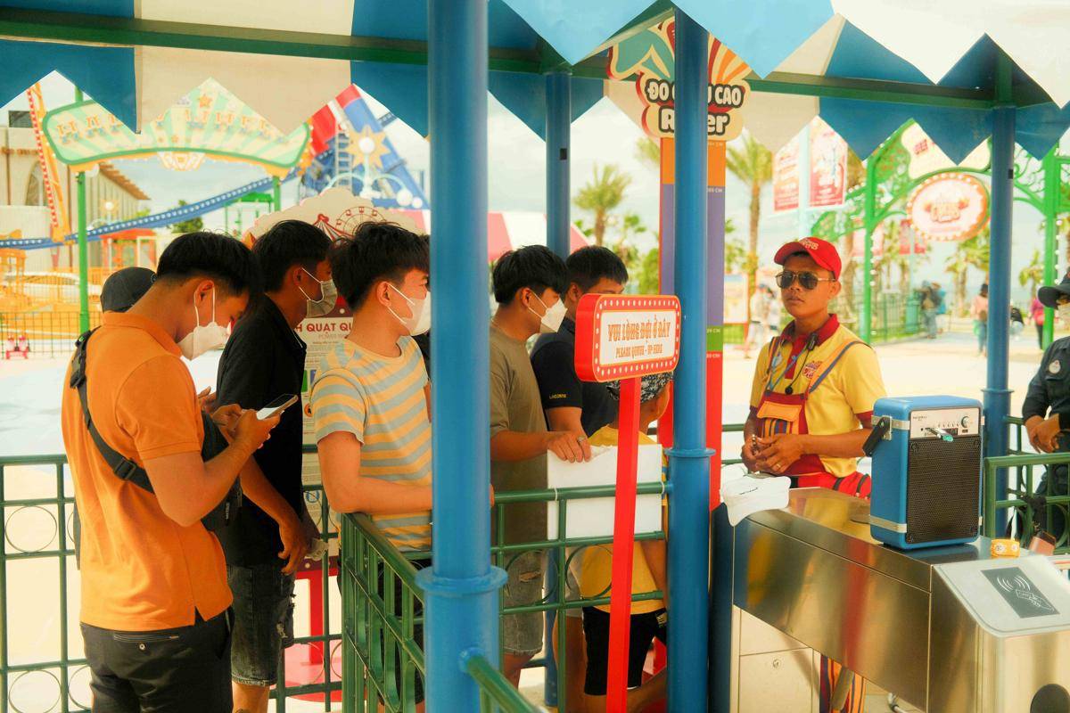 ilustrasi antrean pengecekan tiket masuk (pexels.com/Phil Nguyen)