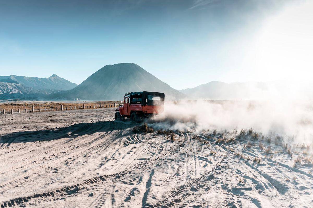 ilustrasi jeep di Gunung Bromo