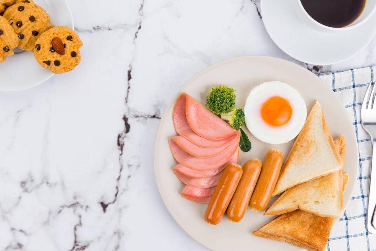 ilustrasi sarapan dengan ham dan telur (pexels.com/Manit Seekhao)