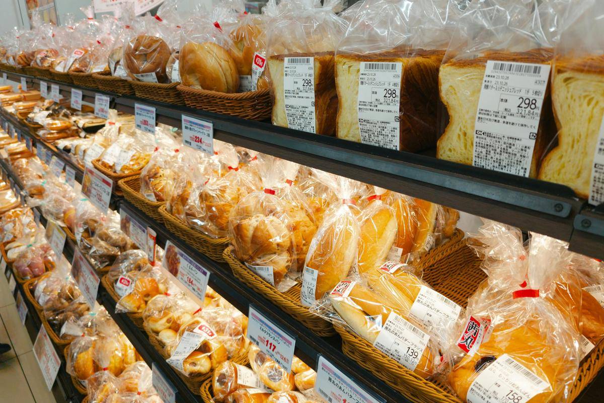 Ilustrasi roti tawar di supermarket