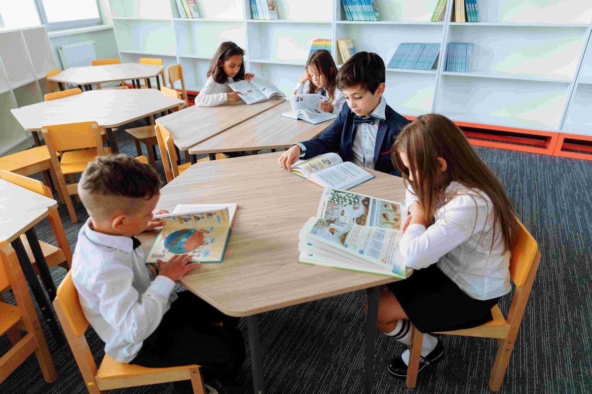 Ilustrasi anak membaca di perpustakaan (pexels.com/Thirdman)