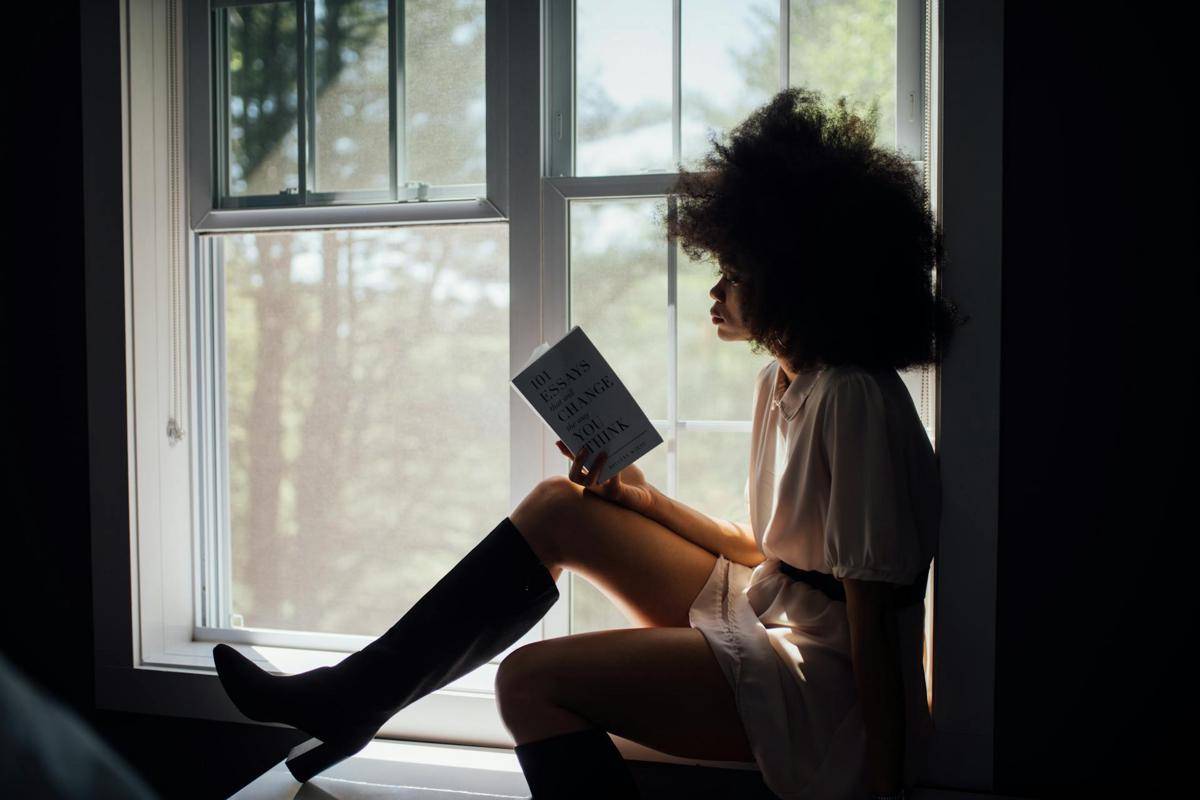 ilustrasi seorang perempuan membaca buku (pexels.com/Thought Catalog)