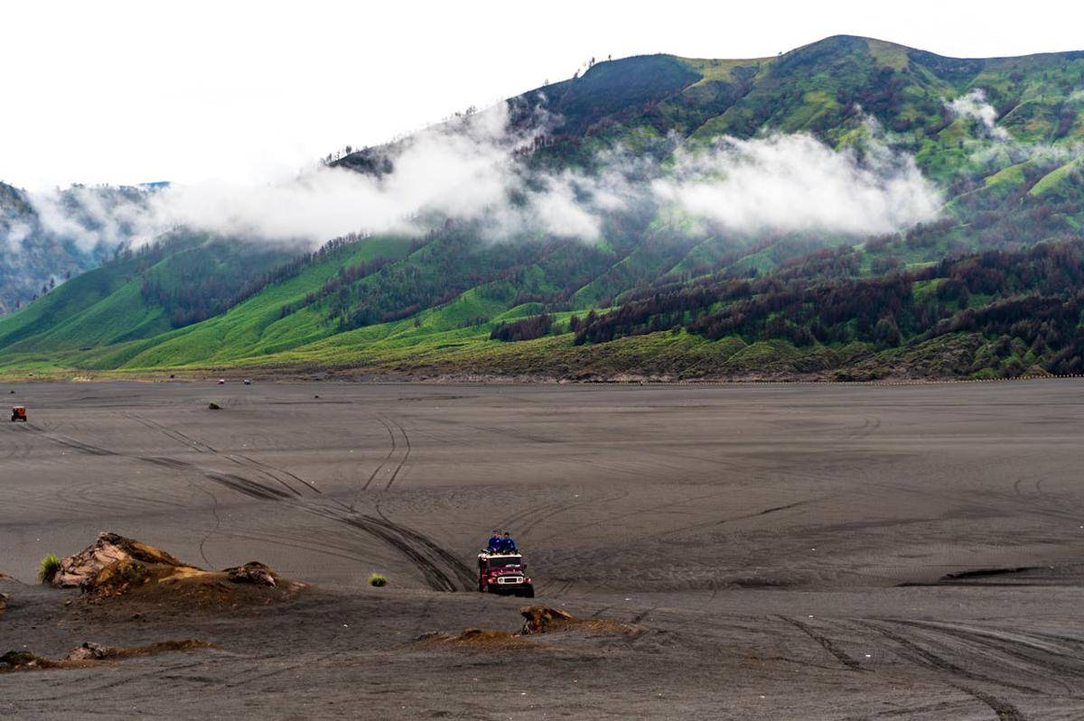ilustrasi jeep di Gunung Bromo