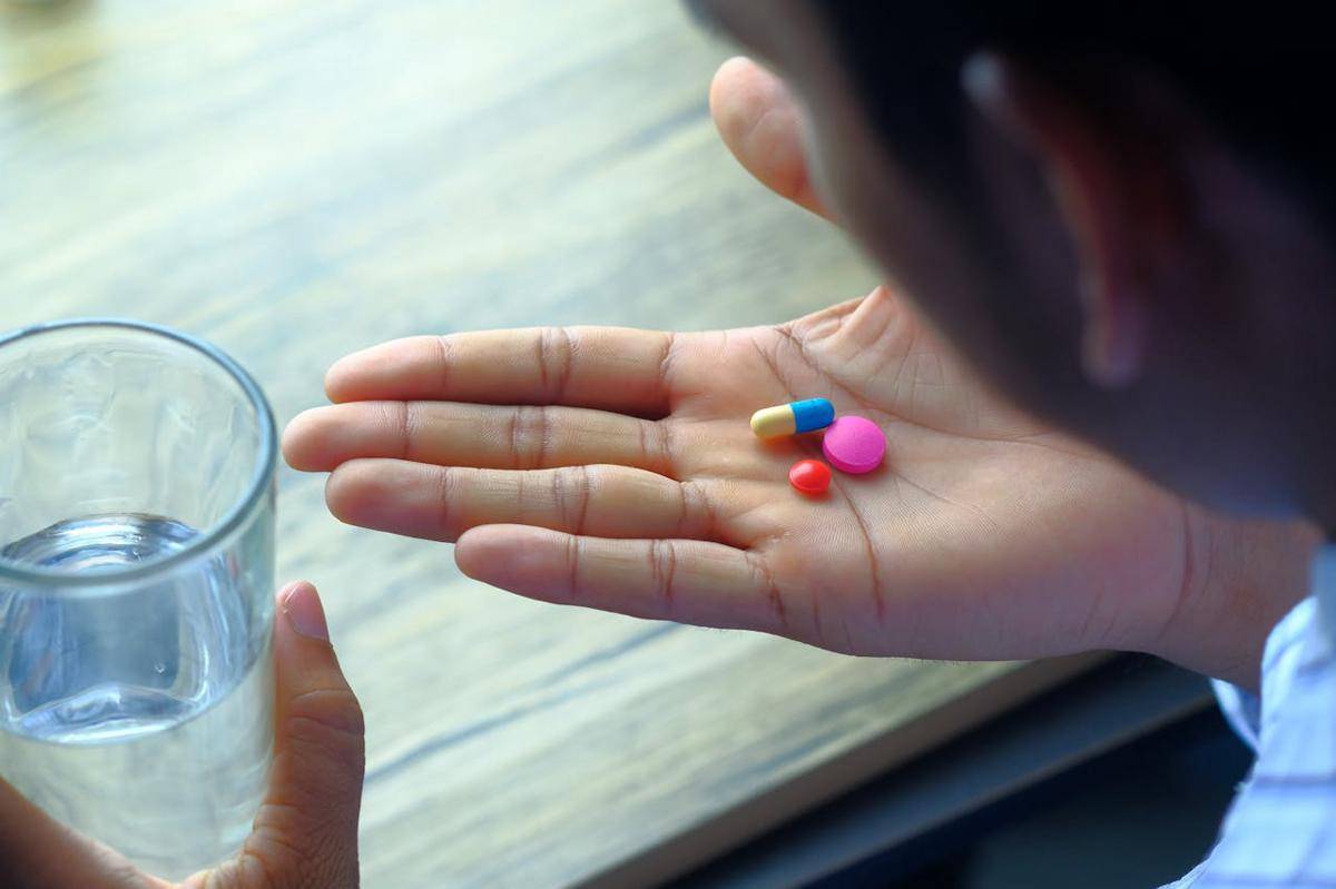 ilustrasi minum obat (pexels.com/Towfiqu barbhuiya)