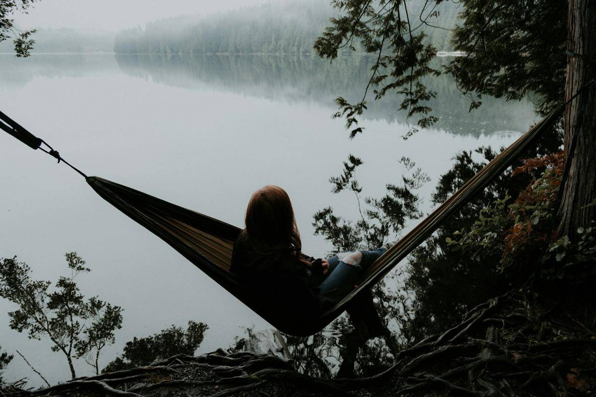 ilustrasi menjaga keseimbangan hidup (Unsplash/Priscilla Du Preez)