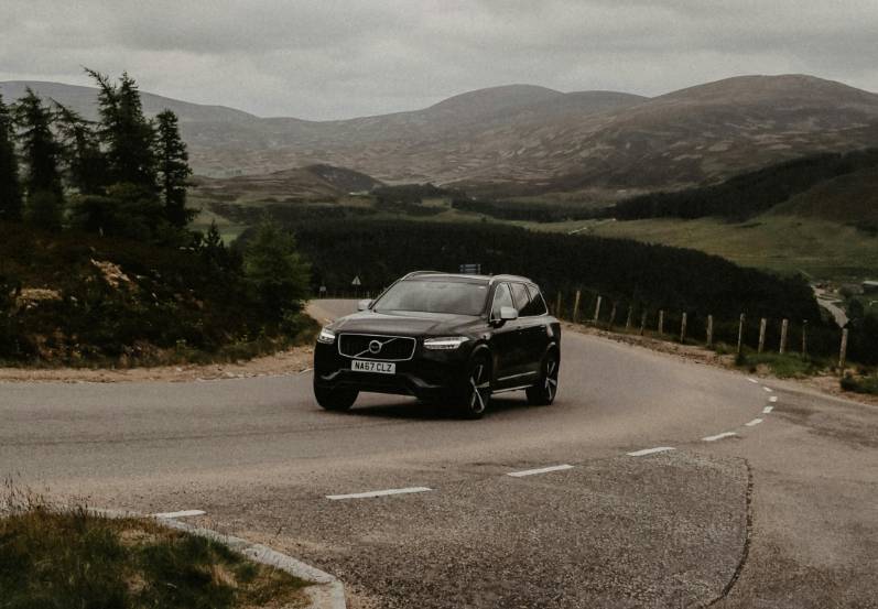 illustrasi mobil menanjak (pexels.com/Alasdair Braxton)