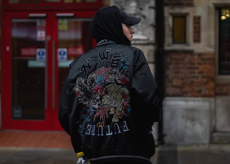 illustrasi jaket sukajan (unsplash.com/Caspar Rae)