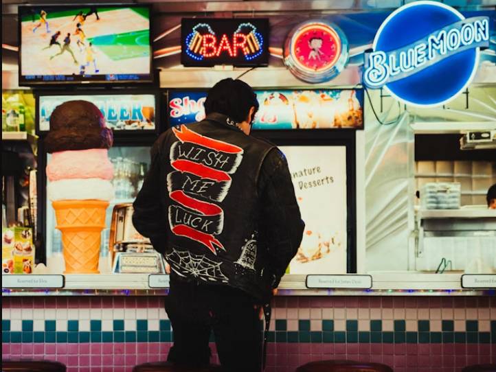 illustrasi jaket vintage (unsplash.com/Jakob Rosen)